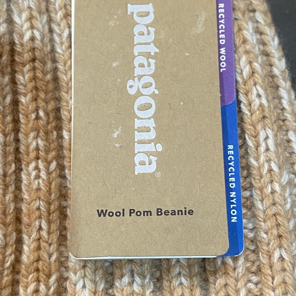 PATAGONIA WOOL POM BEANIE IN BIRCH WHITE -NWT - Picture 8 of 9